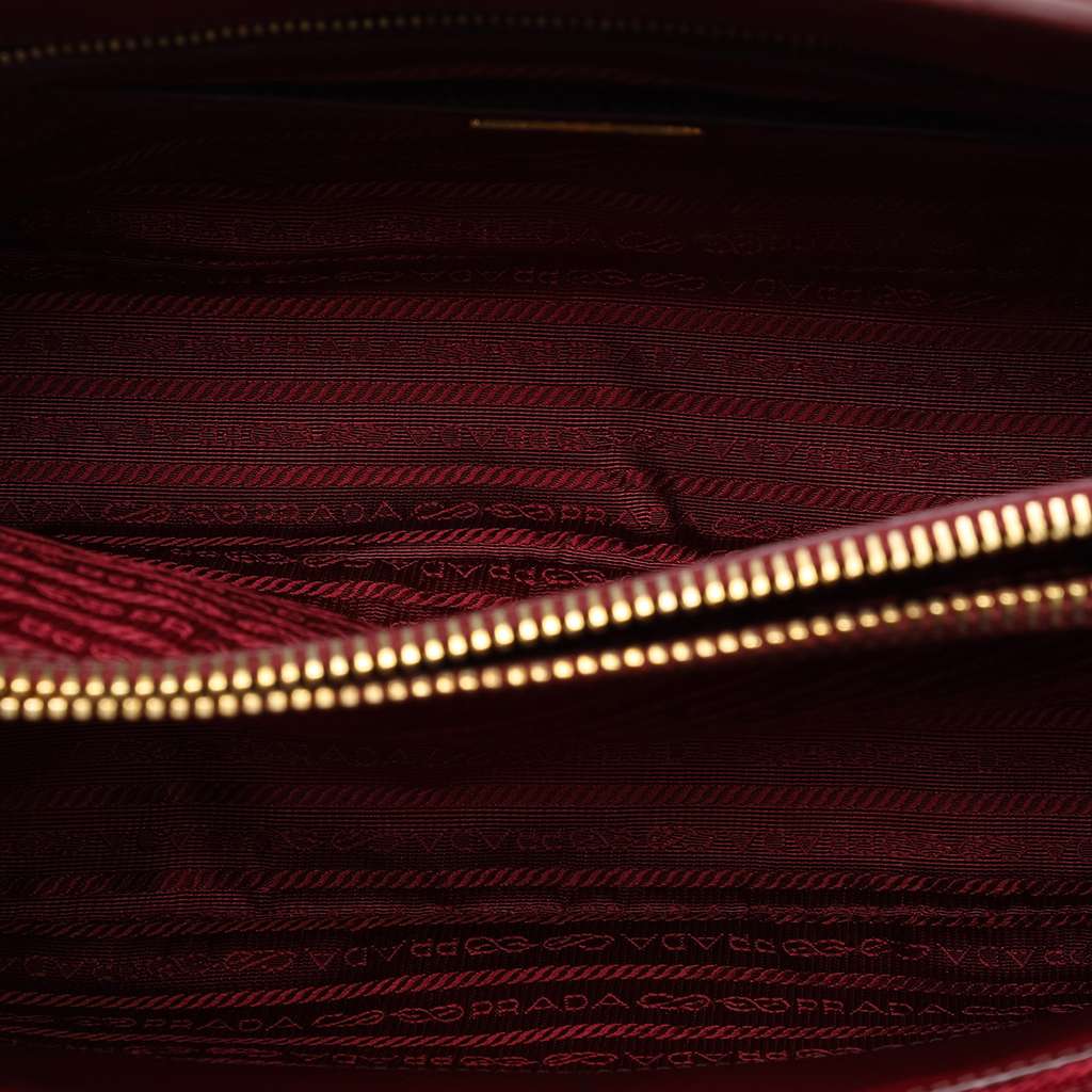 Prada Saffiano Lux Parabole Tote Red Leather Good condition - Model View