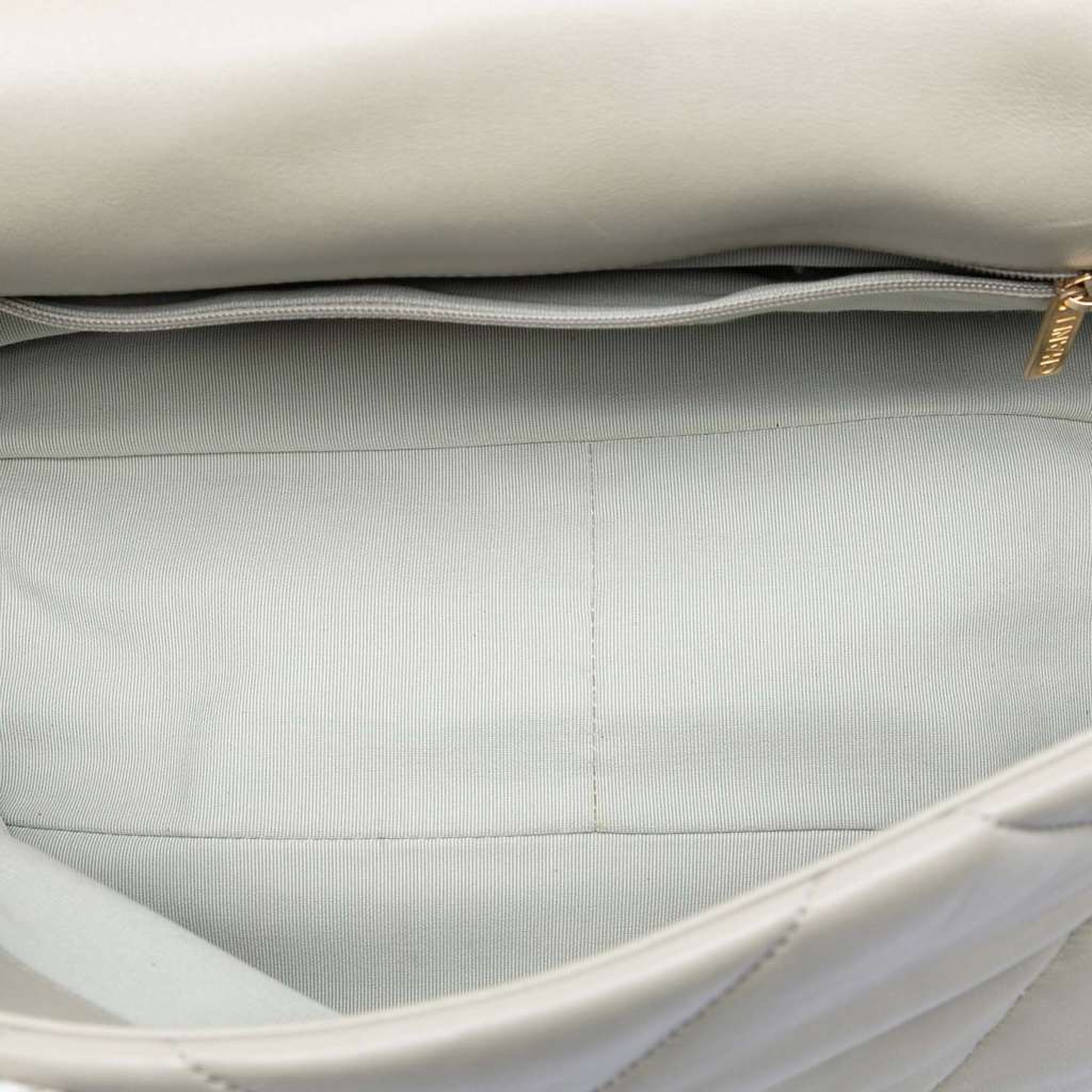 Chanel Maxi Lambskin 19 Flap Grey Leather Good condition - Model View