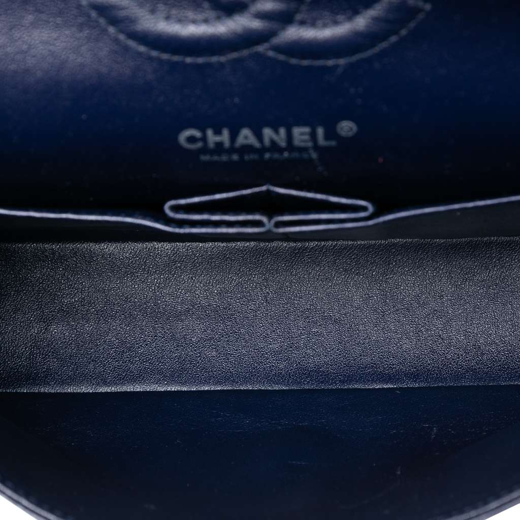 Chanel Medium Classic Caviar Double Flap Blue Leather Good condition - Model View