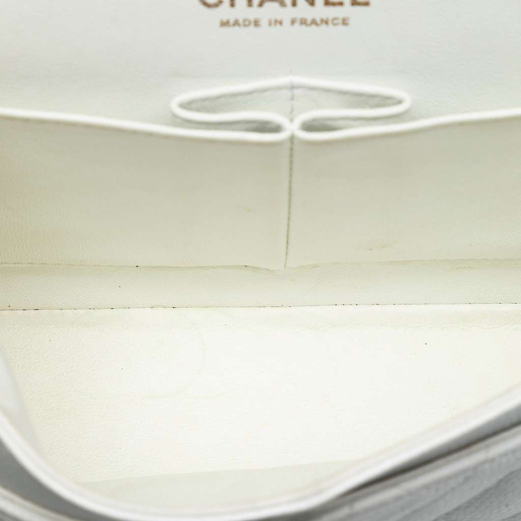 Chanel Medium Classic Caviar Double Flap White Leather Good condition - Model View