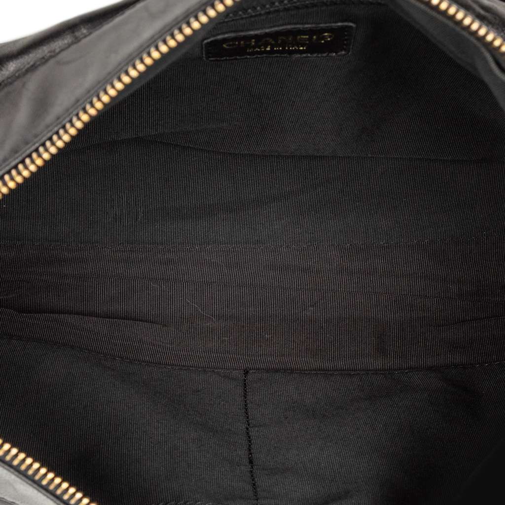 Chanel Medium Lambskin Chocolate Bar Shoulder Bag Black Leather Good condition - Model View