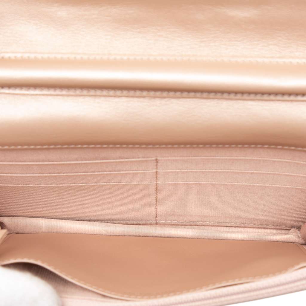 Chanel CC Embossed Lambskin Camellia Wallet On Chain Pink Leather Good condition - Model View