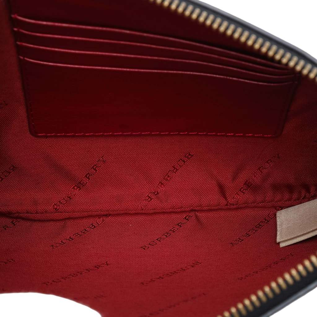 Burberry Haymarket Check Canvas Peyton Crossbody Brown Canvas Good condition - Model View