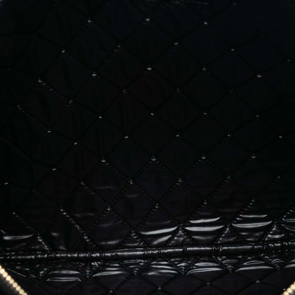 Chanel Large Quilted Velvet O Case Clutch Black Velvet Good condition - Model View