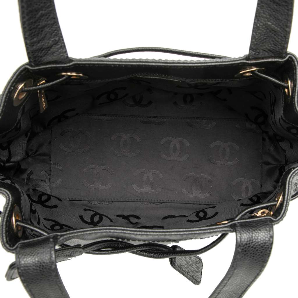 Chanel CC Caviar Drawstring Tote Black Leather Good condition - Model View