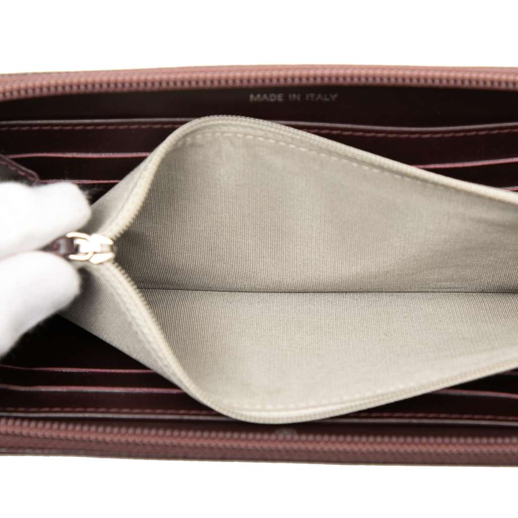 Chanel CC Caviar Zip Around Wallet Red Leather Good condition - Model View