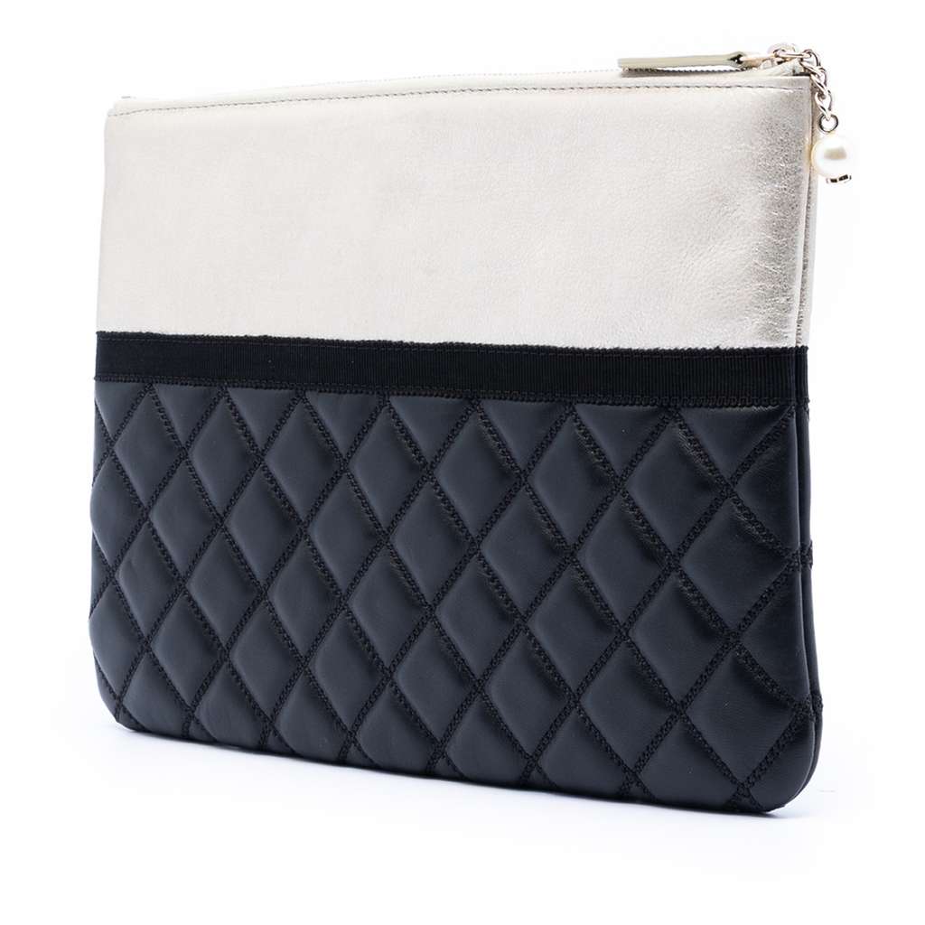 Chanel Medium Quilted Lambskin and Metallic Calfskin Pearl O Case Clutch Black Leather Good condition - Back View