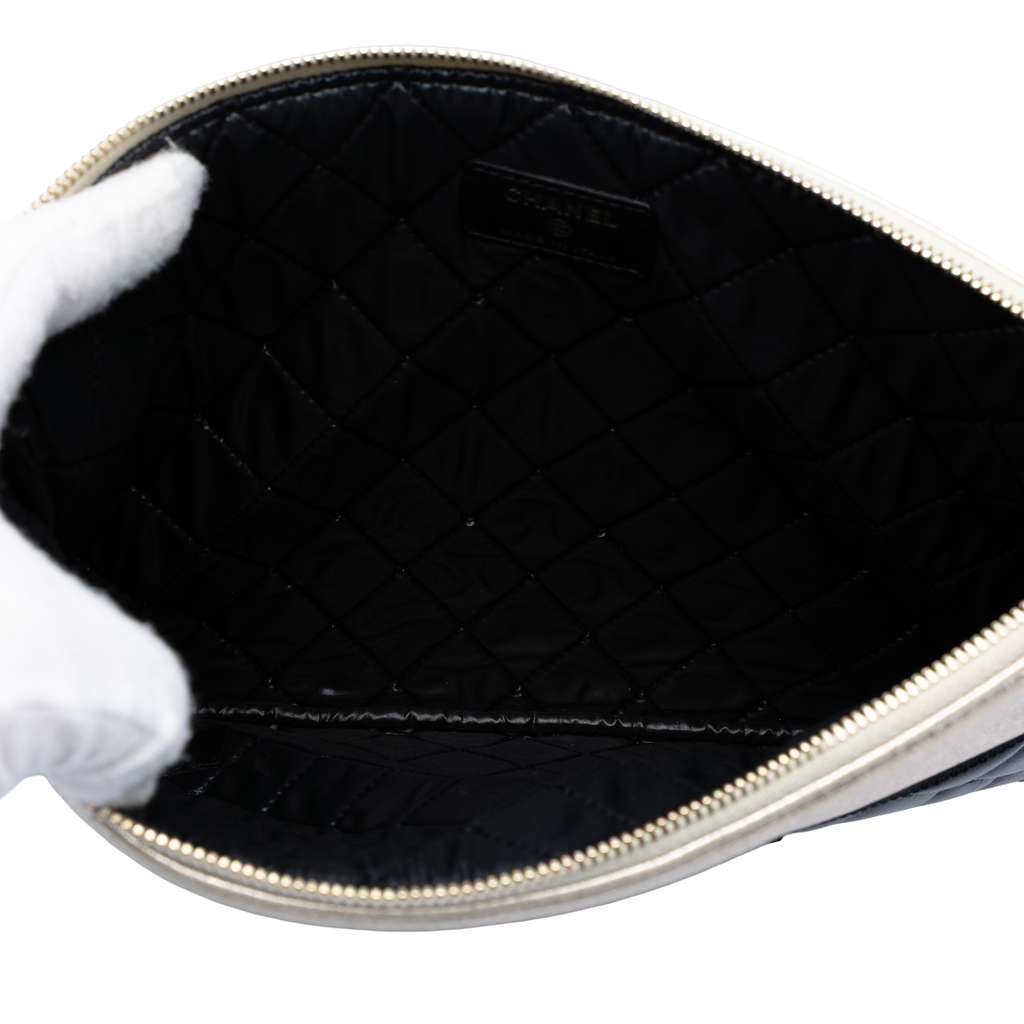 Chanel Medium Quilted Lambskin and Metallic Calfskin Pearl O Case Clutch Black Leather Good condition - Model View