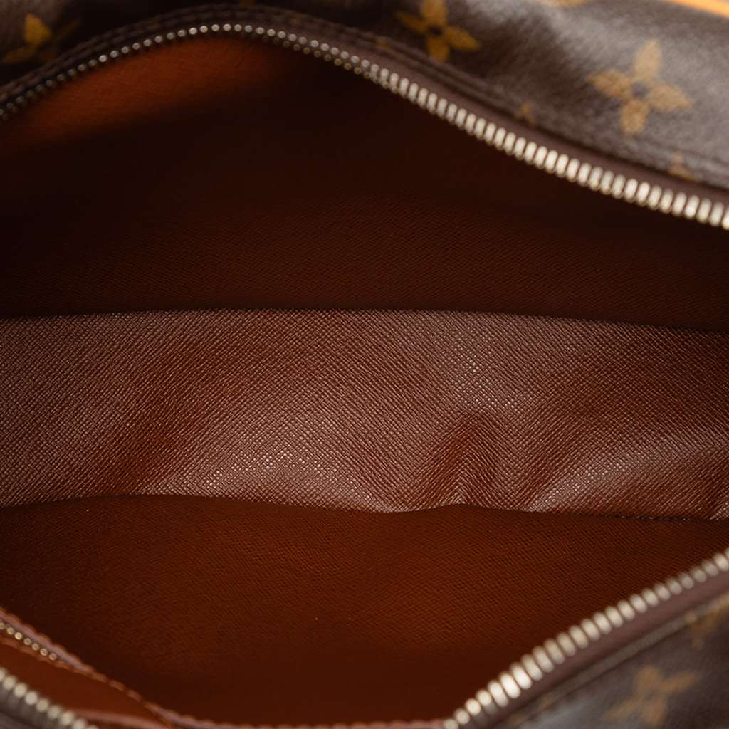 Louis Vuitton Monogram Nil Crossbody Brown Fair condition - Model View