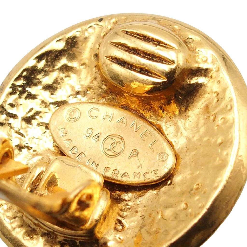 Chanel CC Gold Plated Round Clip on Earrings Gold Metal Good condition - Model View