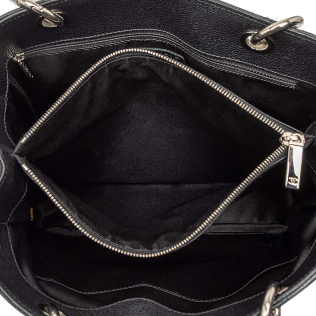 Chanel Caviar Grand Shopping Tote Black Leather Good condition - Model View