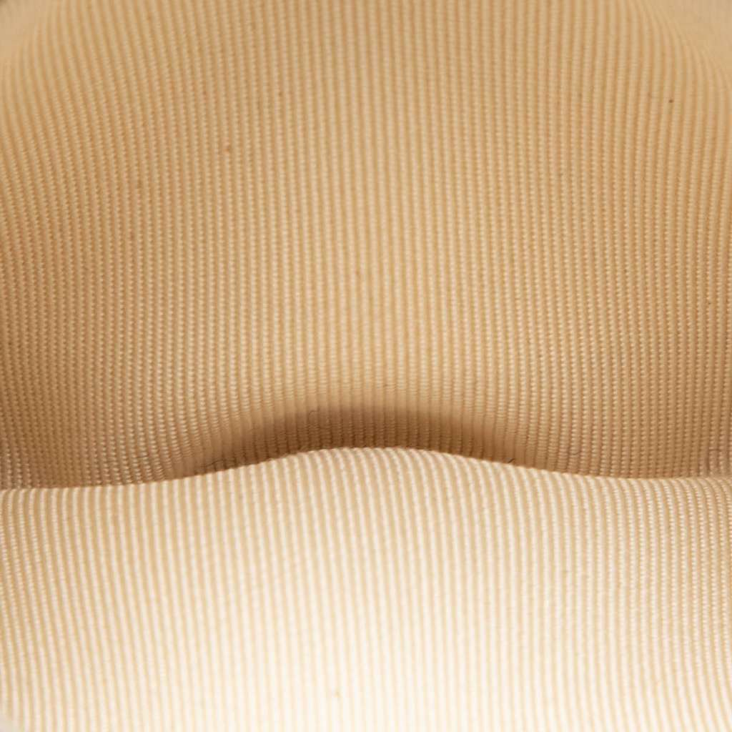 Chanel CC Quilted Caviar Card Holder Gold Leather Good condition - Model View