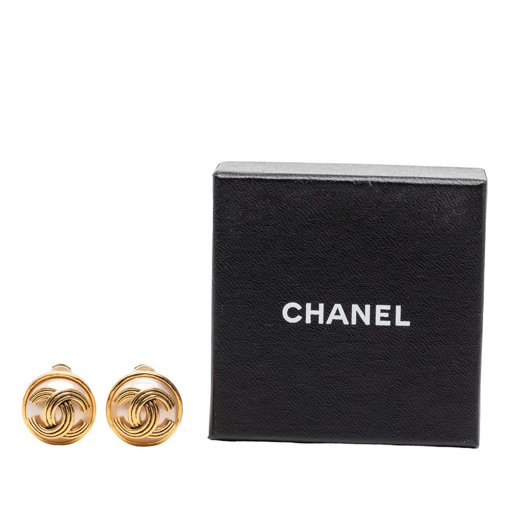 Chanel Gold Plated CC Faux Pearl Round Clip on Earrings Gold Metal Good condition - Model View
