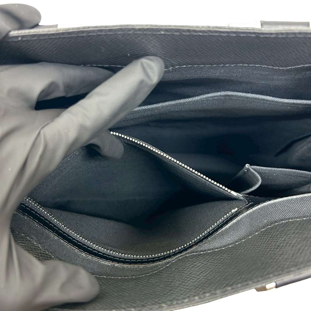 Louis Vuitton Taiga Kasbek PM Black Leather Good condition - Model View