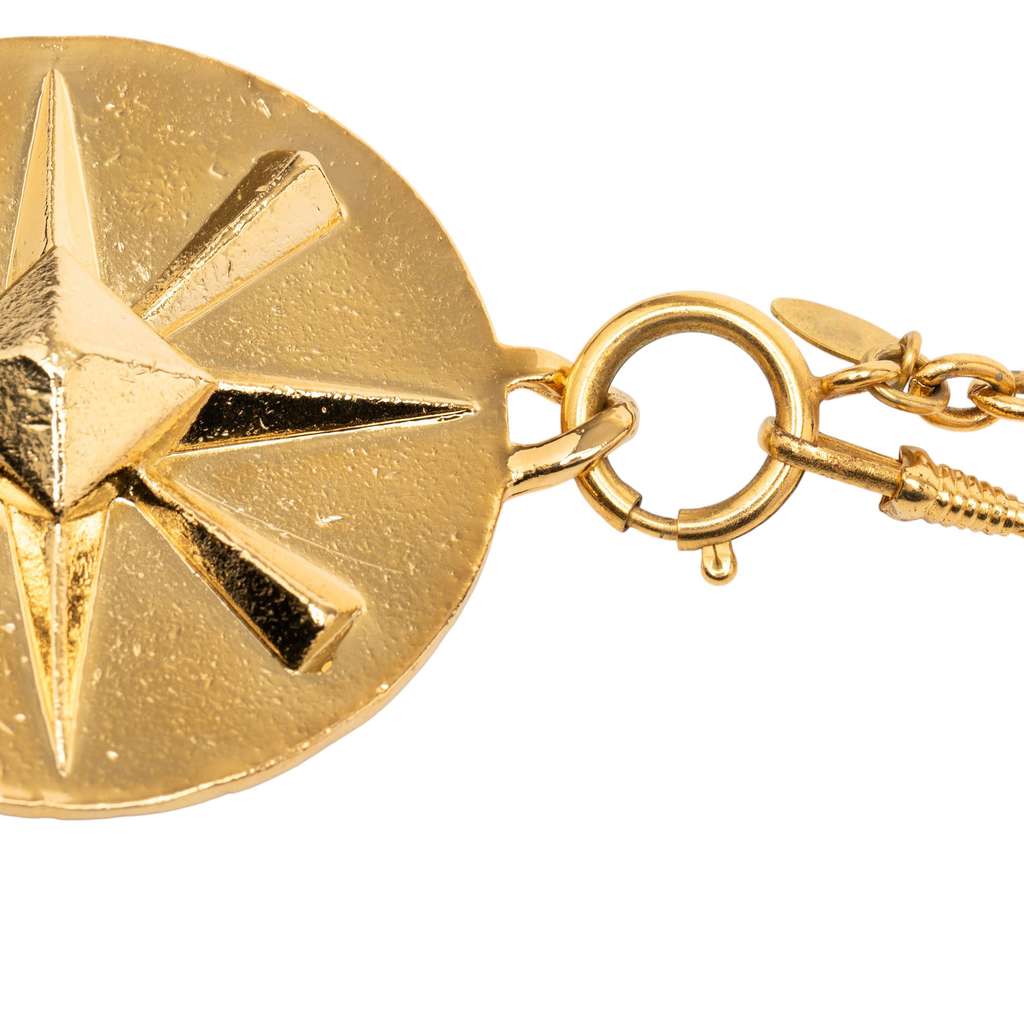 Chanel CC Gold Plated Star Round Pendant Necklace Gold Metal Good condition - Model View