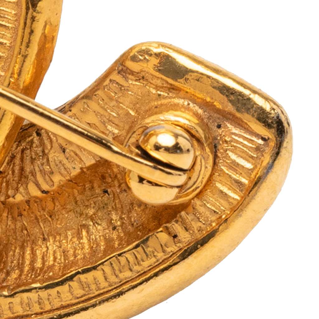 Chanel Gold Plated CC Quilted Brooch Gold Metal Good condition - Model View