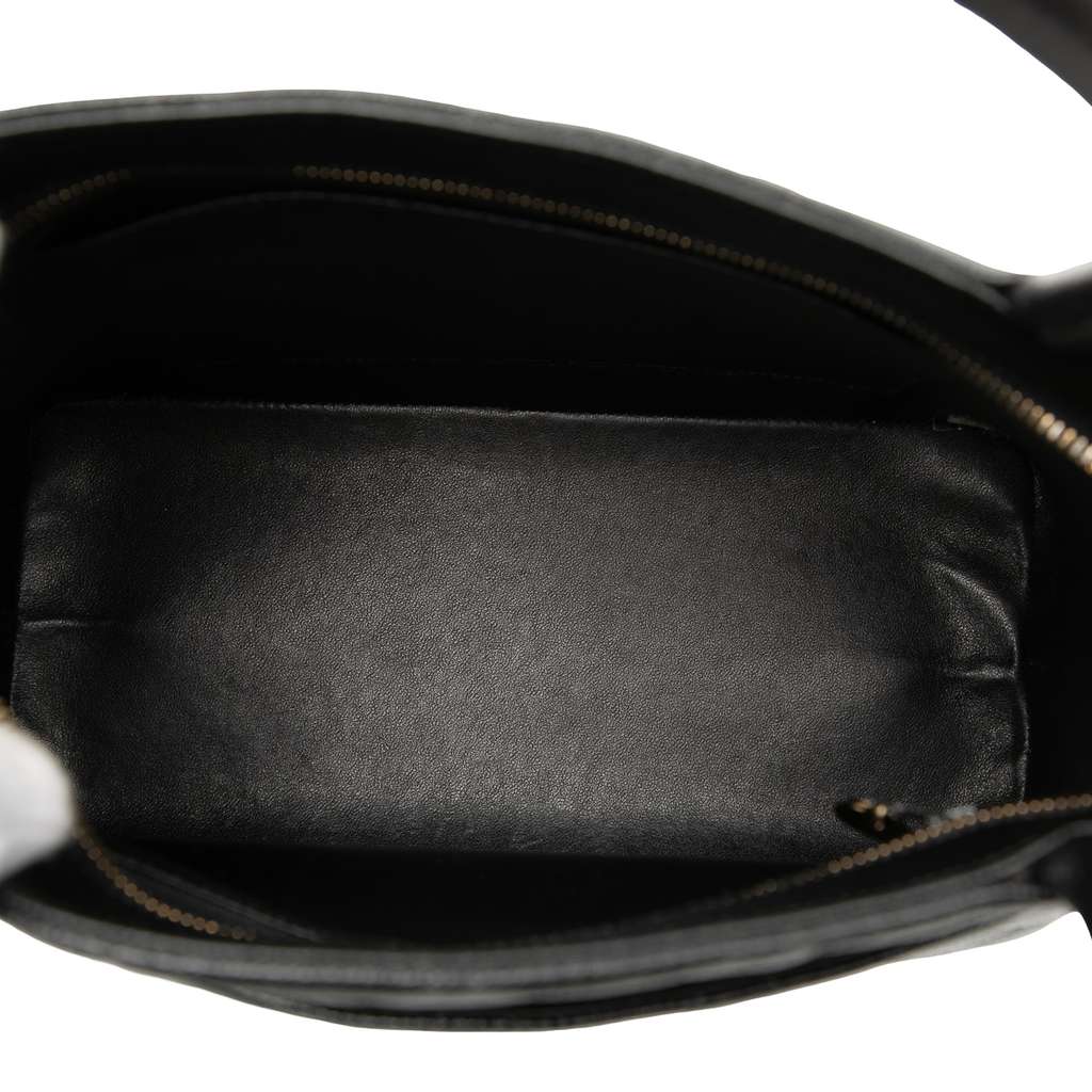 Chanel Caviar Medallion Tote Black Leather Good condition - Model View