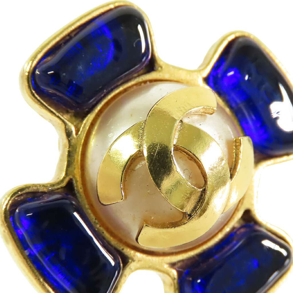 Chanel CC Gold Plated Gripoix Faux Pearl Clip On Earrings Gold Metal Good condition - Model View