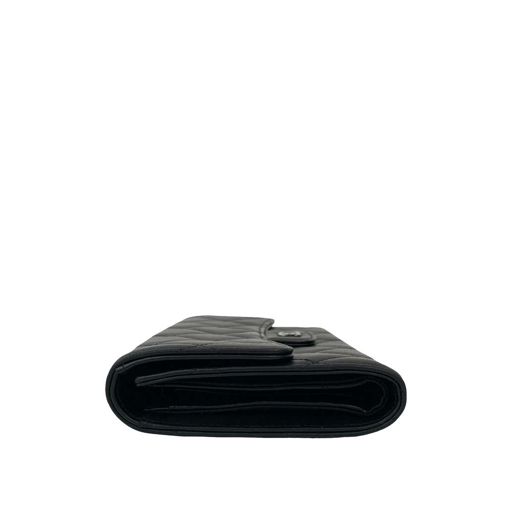 Chanel Classic CC Quilted Lambskin Flap Wallet Black Leather Good condition - Model View