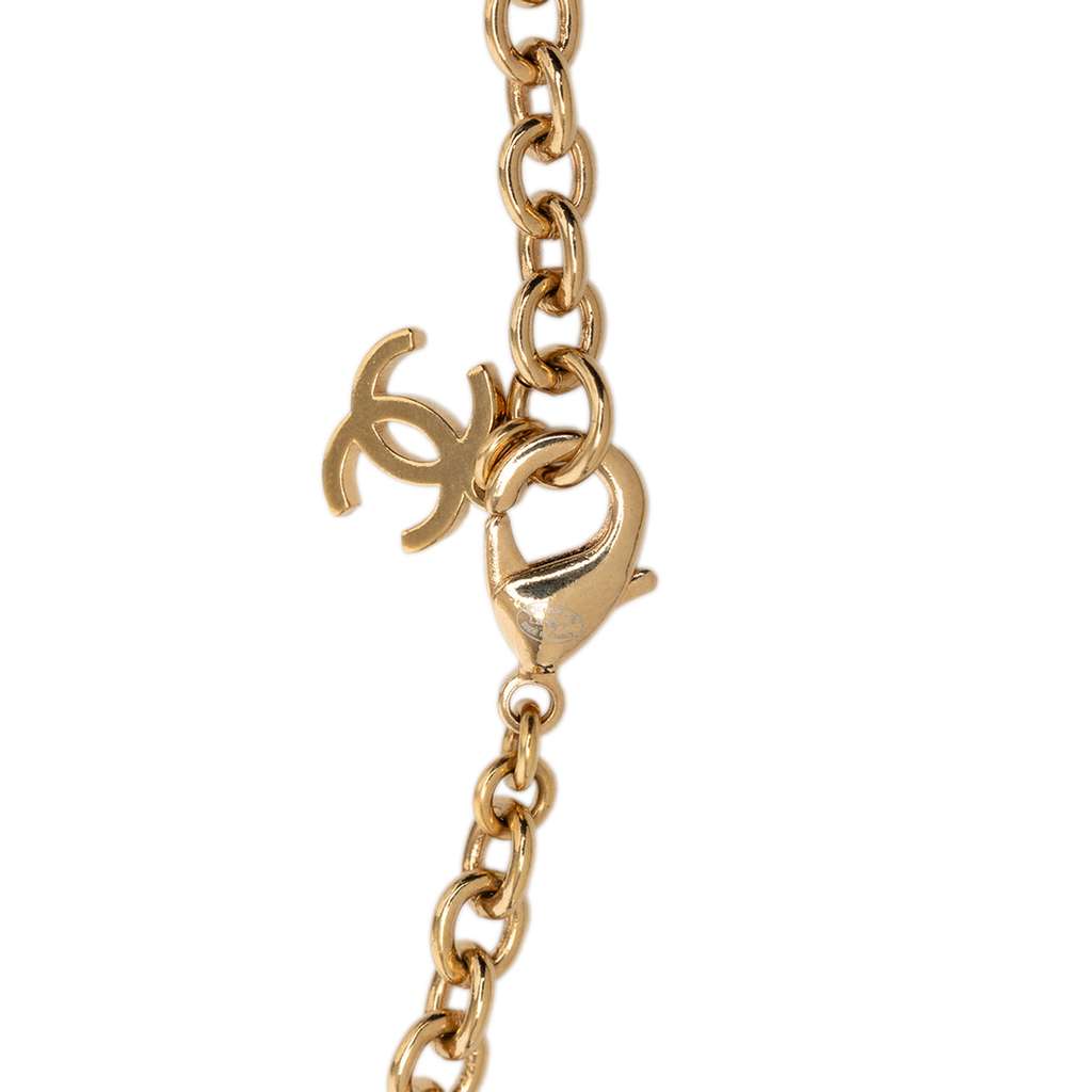 Chanel Gold Plated CC Medallion Heart Pendant Necklace Gold Metal Good condition - Model View