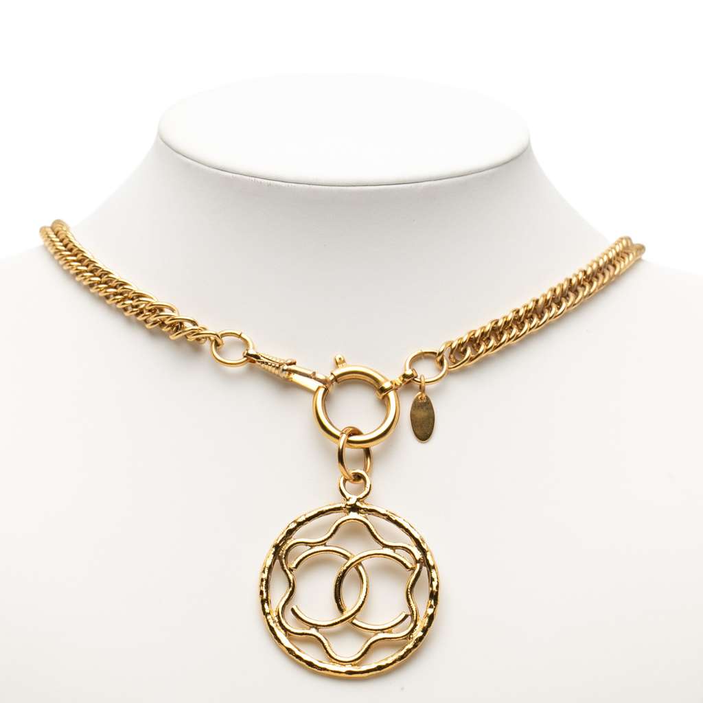 Chanel CC Gold Plated Encircled Flower Pendant Necklace Gold Metal Good condition - Model View