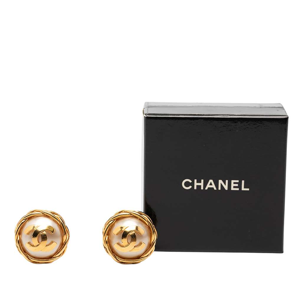 Chanel CC Gold Plated Faux Pearl Clip On Earrings Gold Metal Good condition - Model View