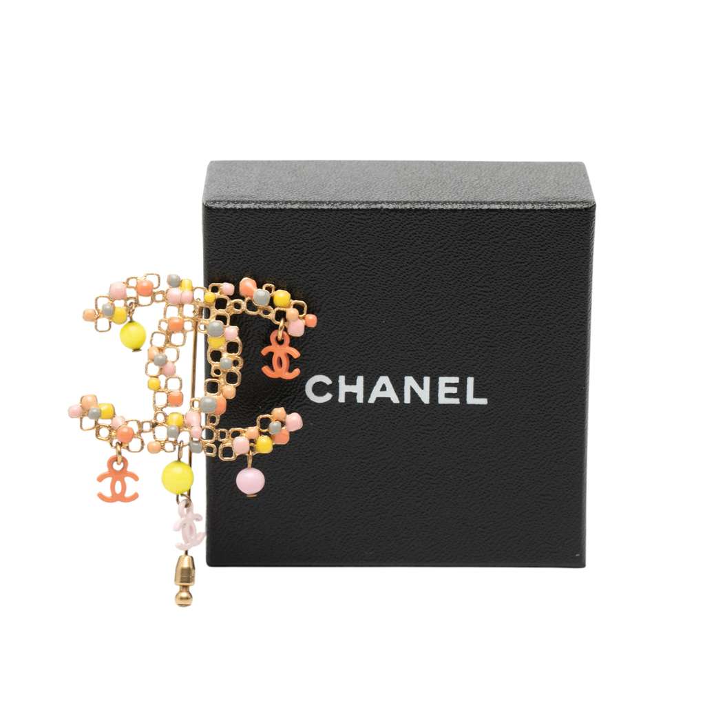 Chanel Gold Plated Resin Beads CC Charms Brooch Gold Good condition - Model View