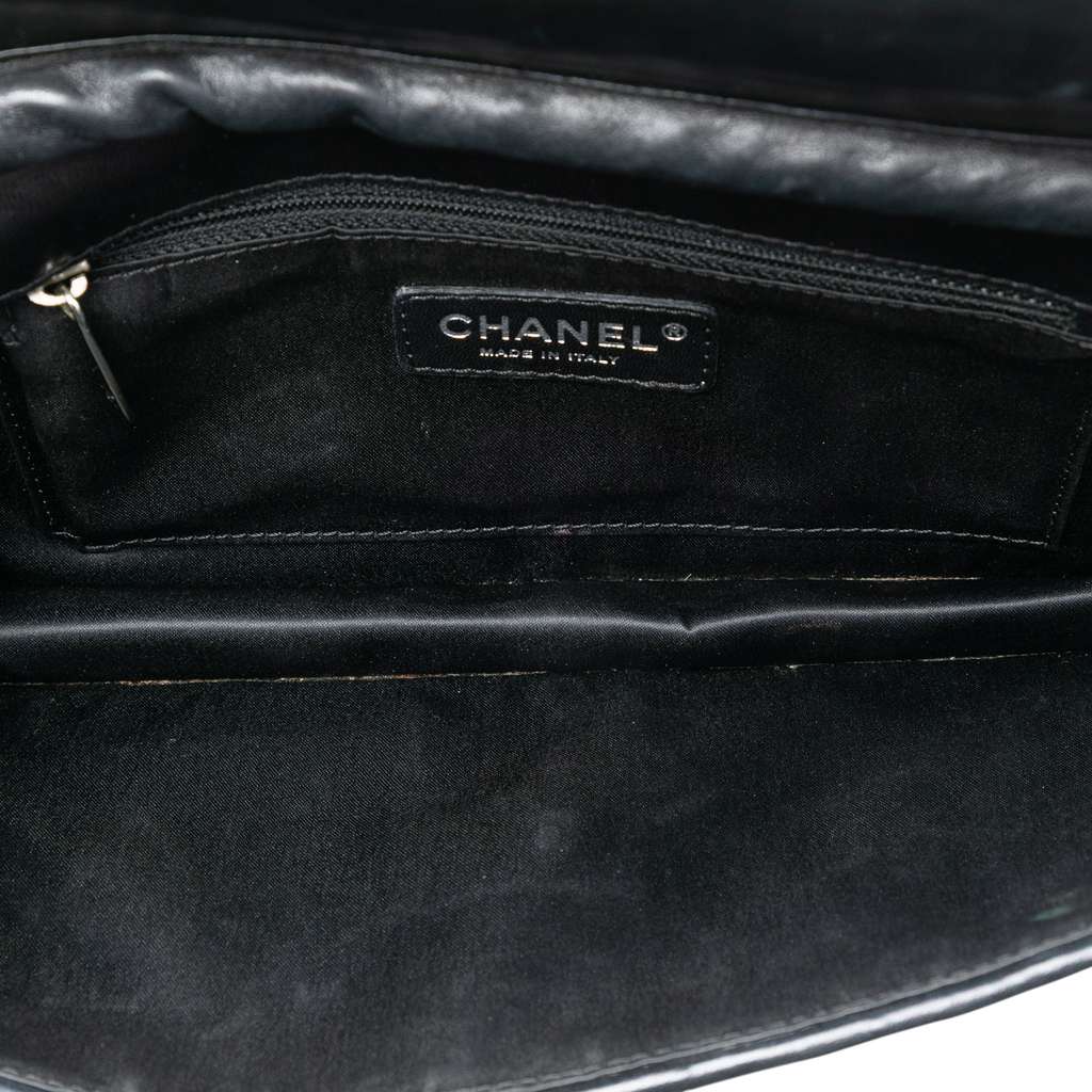 Chanel CC PVC Wool and Leather Scale East West Flap Black Good condition - Model View
