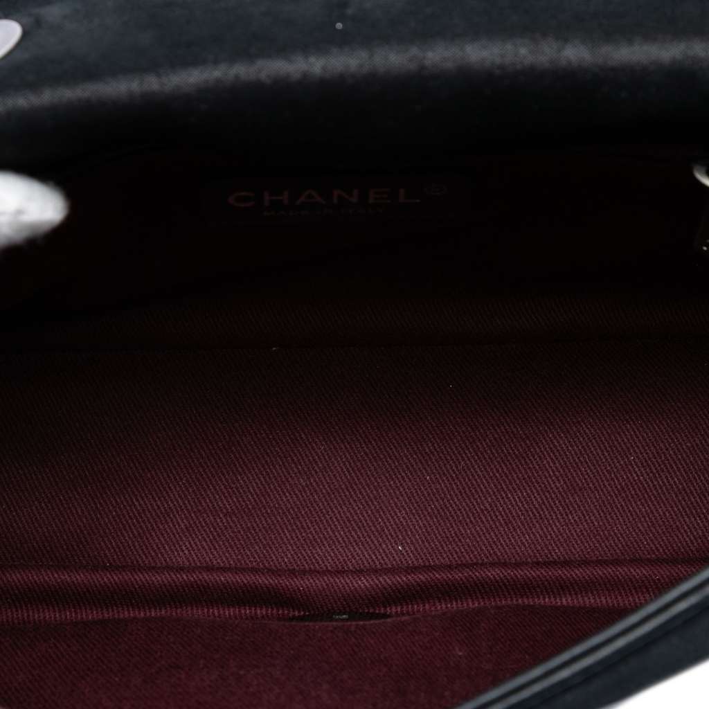 Chanel Medium Diamond Embossed Calfskin New Chic Flap Black Leather Good condition - Model View