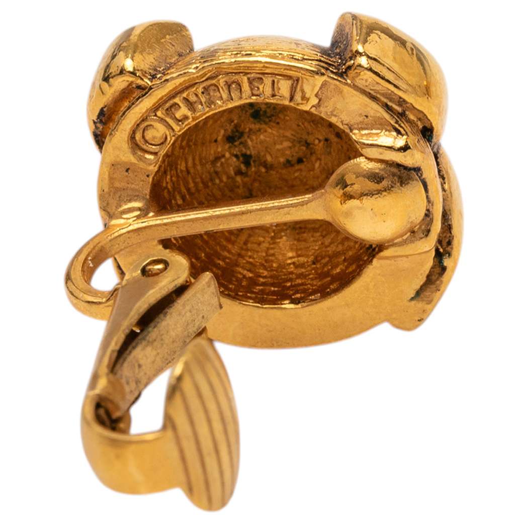 Chanel CC Gold Plated Round Clip On Earrings Gold Metal Good condition - Model View