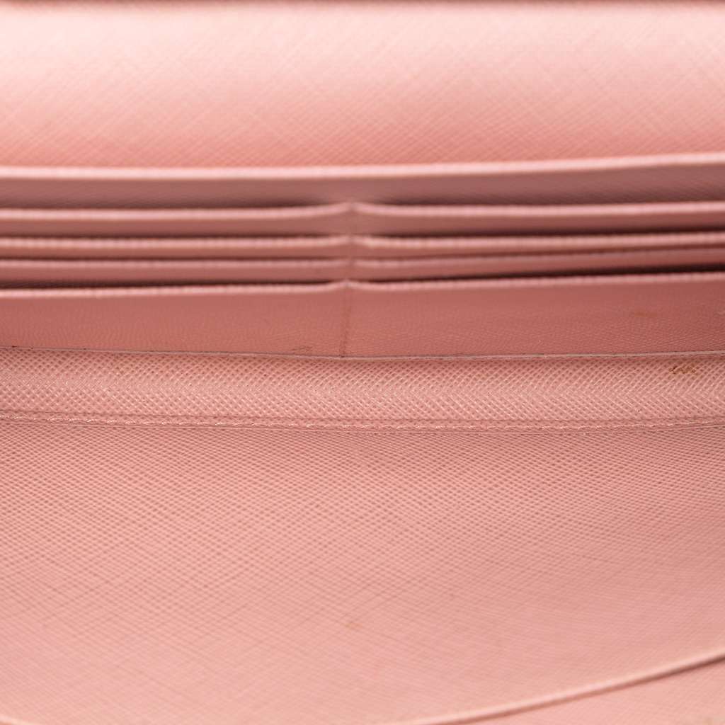 Prada Saffiano Wallet On Chain Pink Leather Good condition - Model View