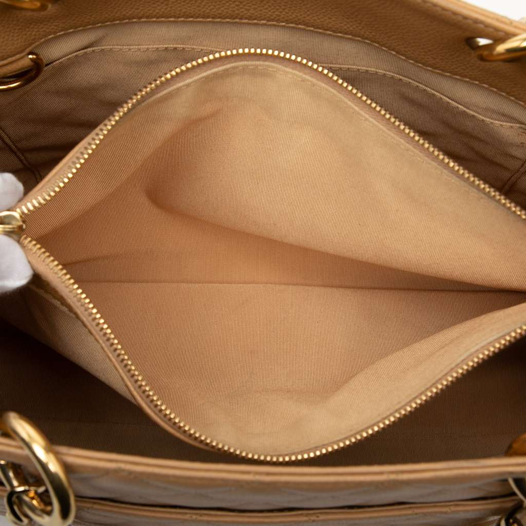 Chanel Caviar Grand Shopping Tote Brown Leather Good condition - Model View