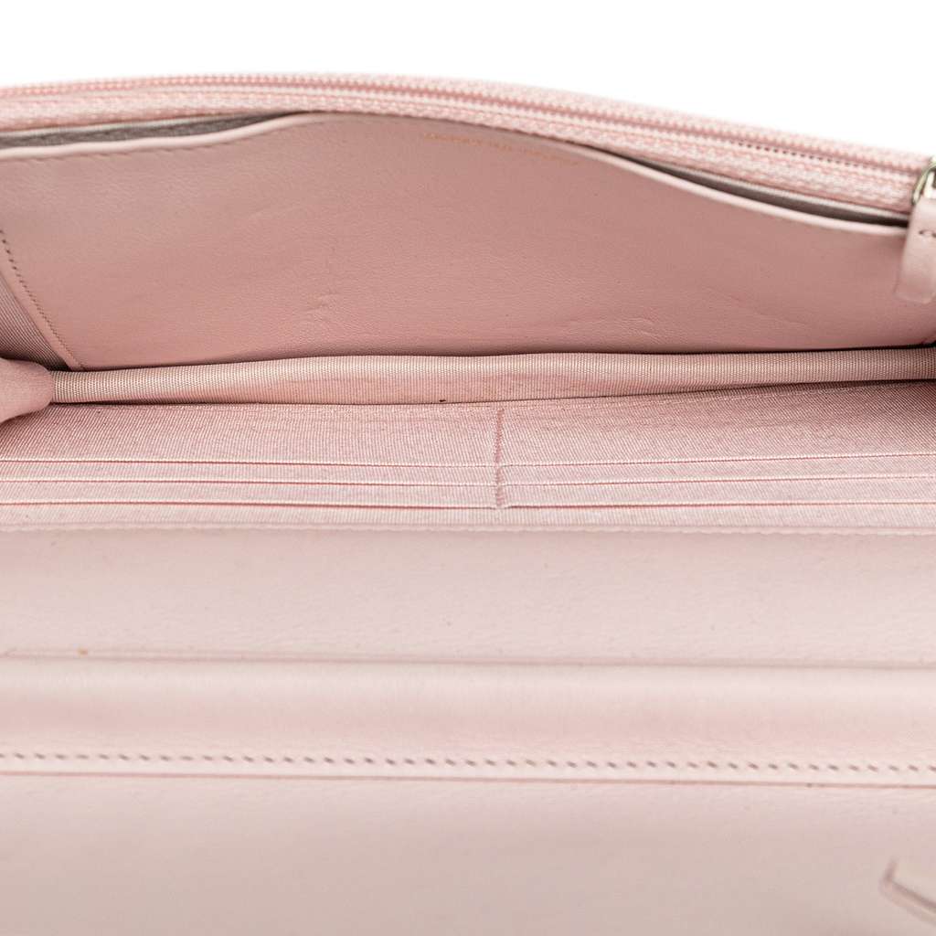 Chanel Canvas Deauville Wallet On Chain Pink Canvas Good condition - Model View
