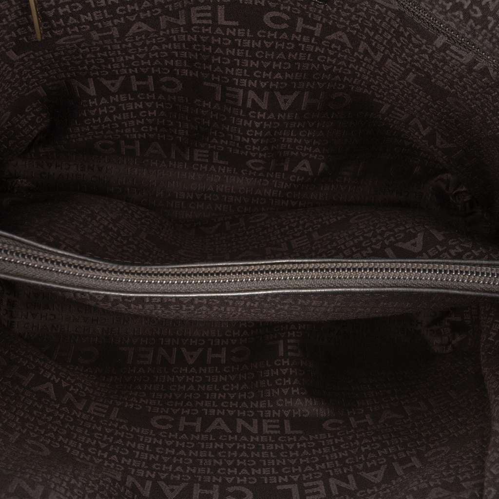 Chanel CC Caviar Tote Black Leather Good condition - Model View