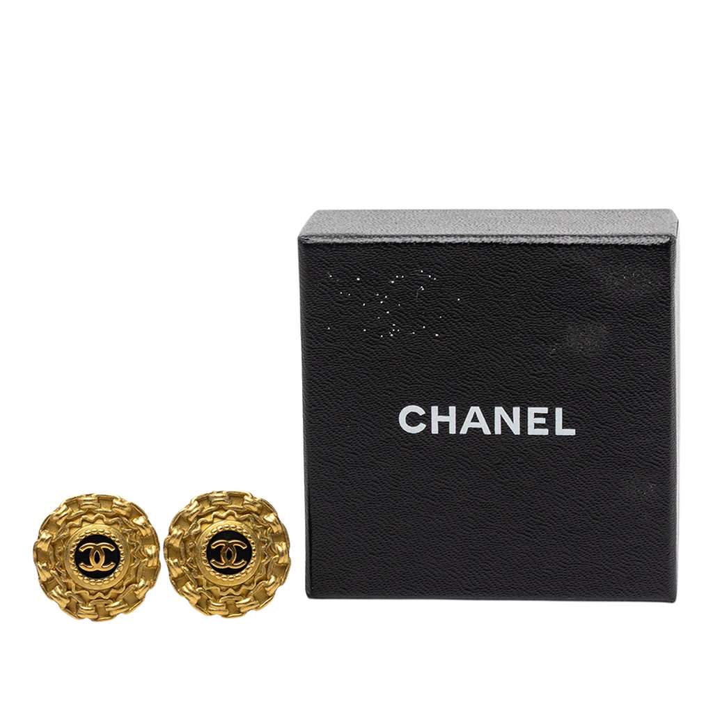 Chanel CC Gold Plated Resin Chain Round Clip On Earrings Gold Metal Good condition - Model View