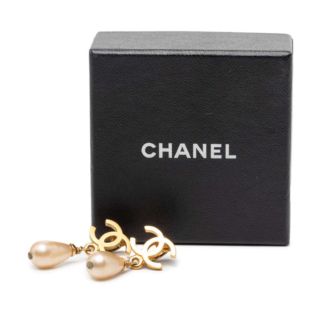 Chanel CC Gold Plated Faux Pearl Drop Clip On Earrings Gold Metal Good condition - Model View