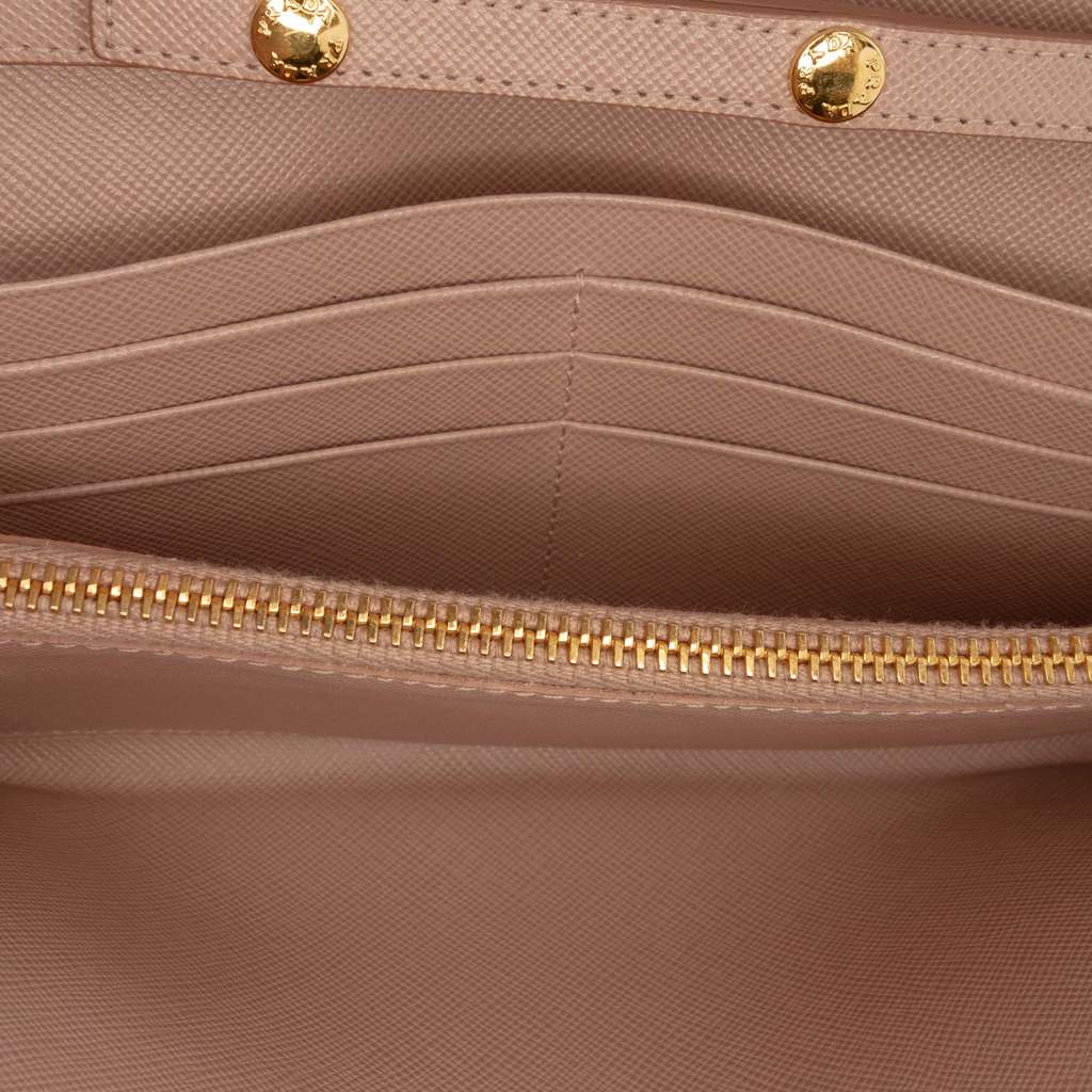 Prada Saffiano Wallet on Chain Brown Leather Good condition - Model View