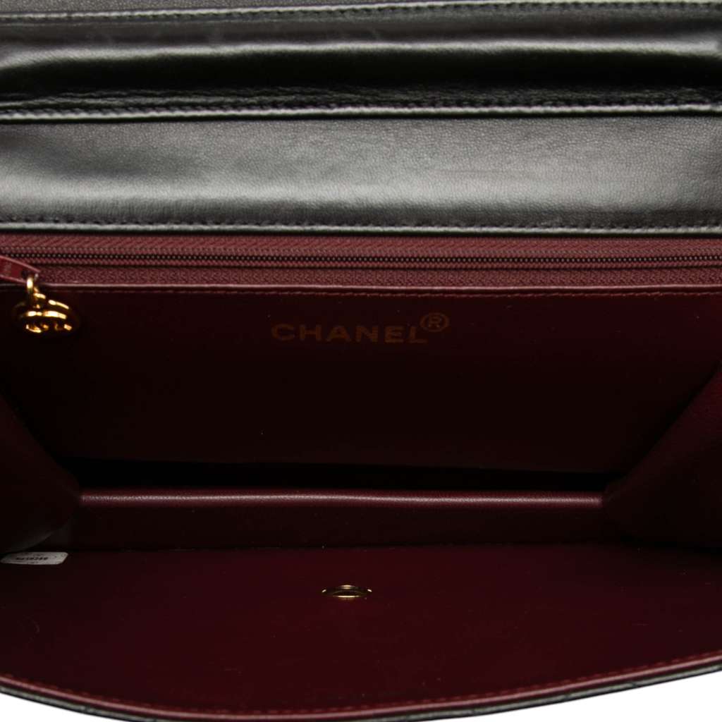 Chanel Medium CC Quilted Lambskin Single Flap Black Leather Good condition - Model View