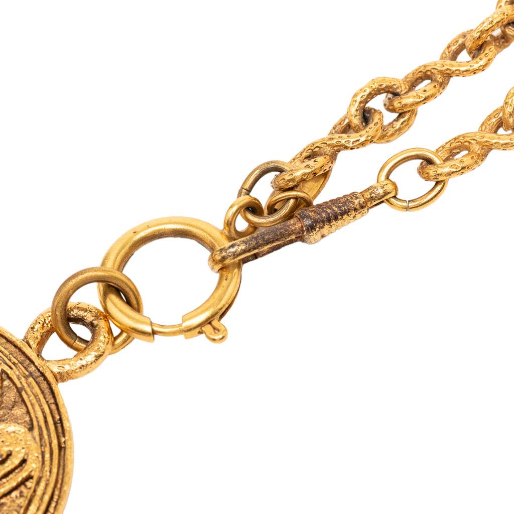 Chanel CC Gold Plated Medallion Pendant Necklace Gold Metal Good condition - Box View