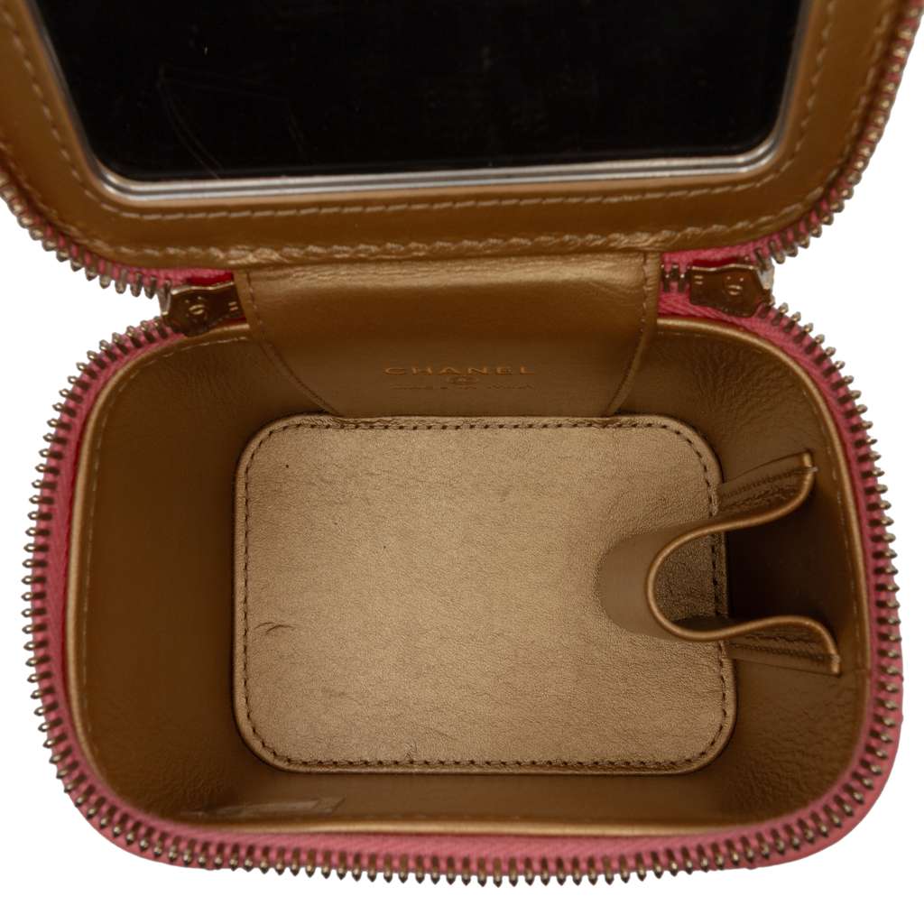 Chanel Mini Quilted Lambskin Pearl Crush Vanity Case With Chain Pink Leather Good condition - Model View