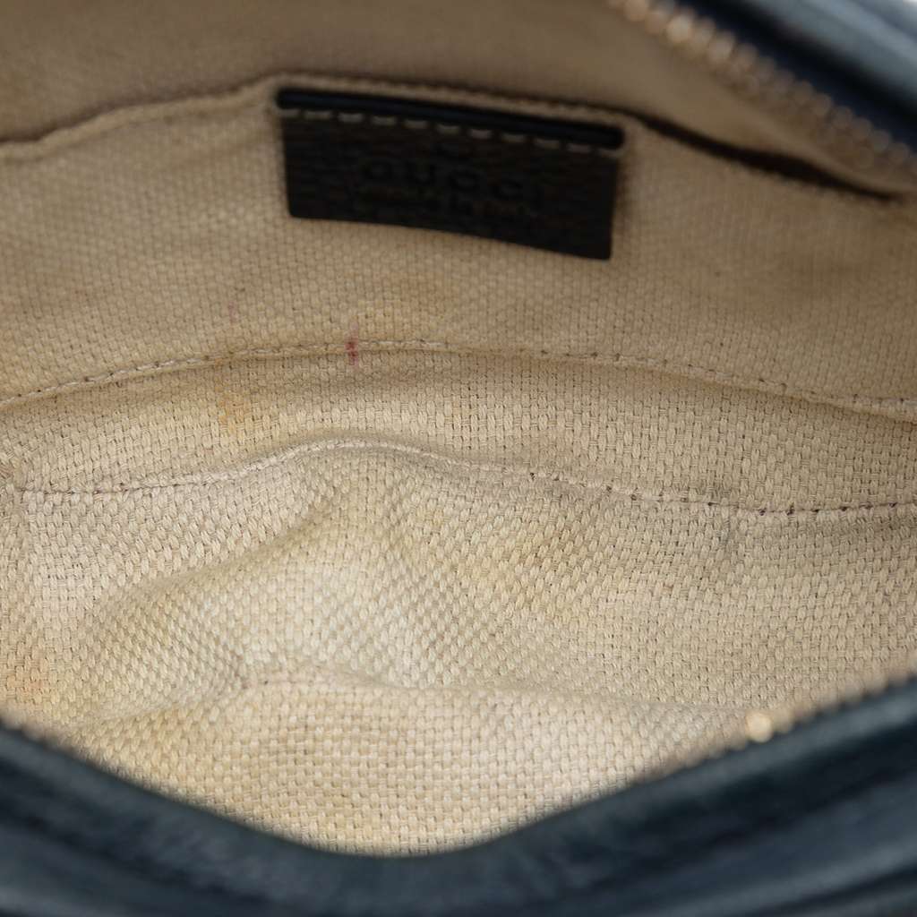 Gucci Mini Pebbled Calfskin Soho Chain Crossbody Blue Leather Good condition - Model View