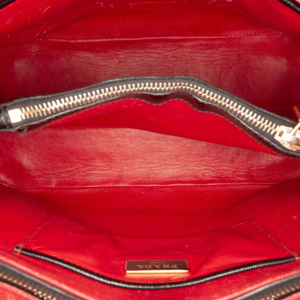 Prada Medium Saffiano Vernice Open Promenade Satchel Black Leather Good condition - Model View