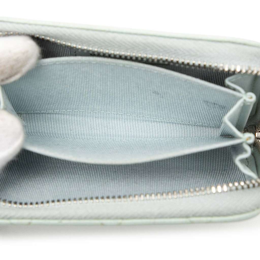 Chanel CC Quilted Caviar Zip Coin Purse Green Leather Good condition - Model View