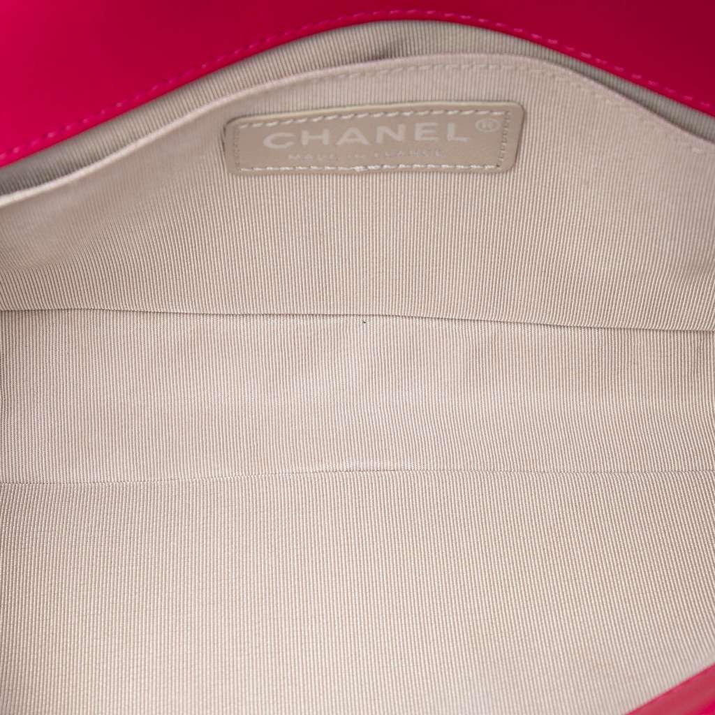 Chanel Quilted Lambskin Boy Flap Clutch Pink Leather Good condition - Model View