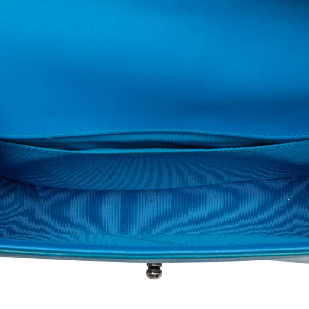 Chanel Old Medium Quilted Patent Boy Flap Blue Leather Good condition - Model View