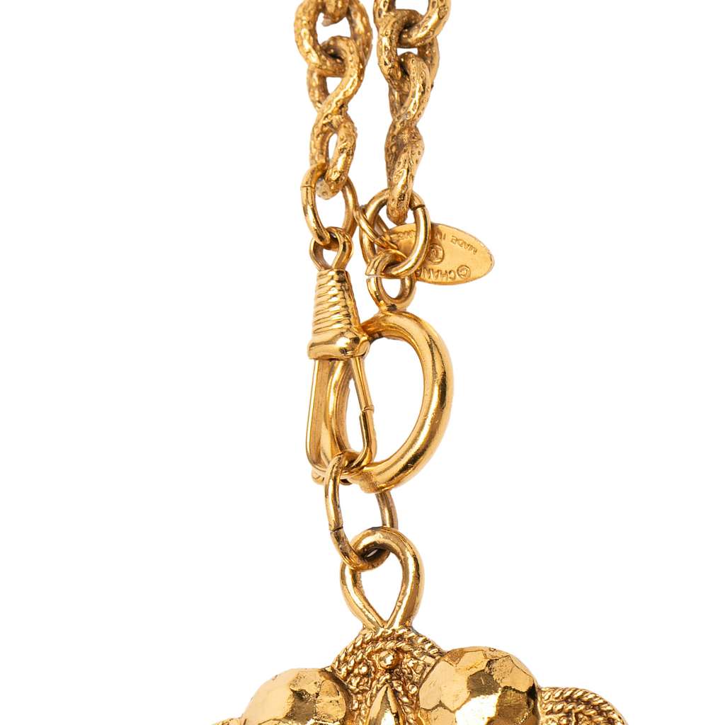 Chanel Gold Plated Faux Pearl Flower Pendant Necklace Gold Metal Good condition - Model View