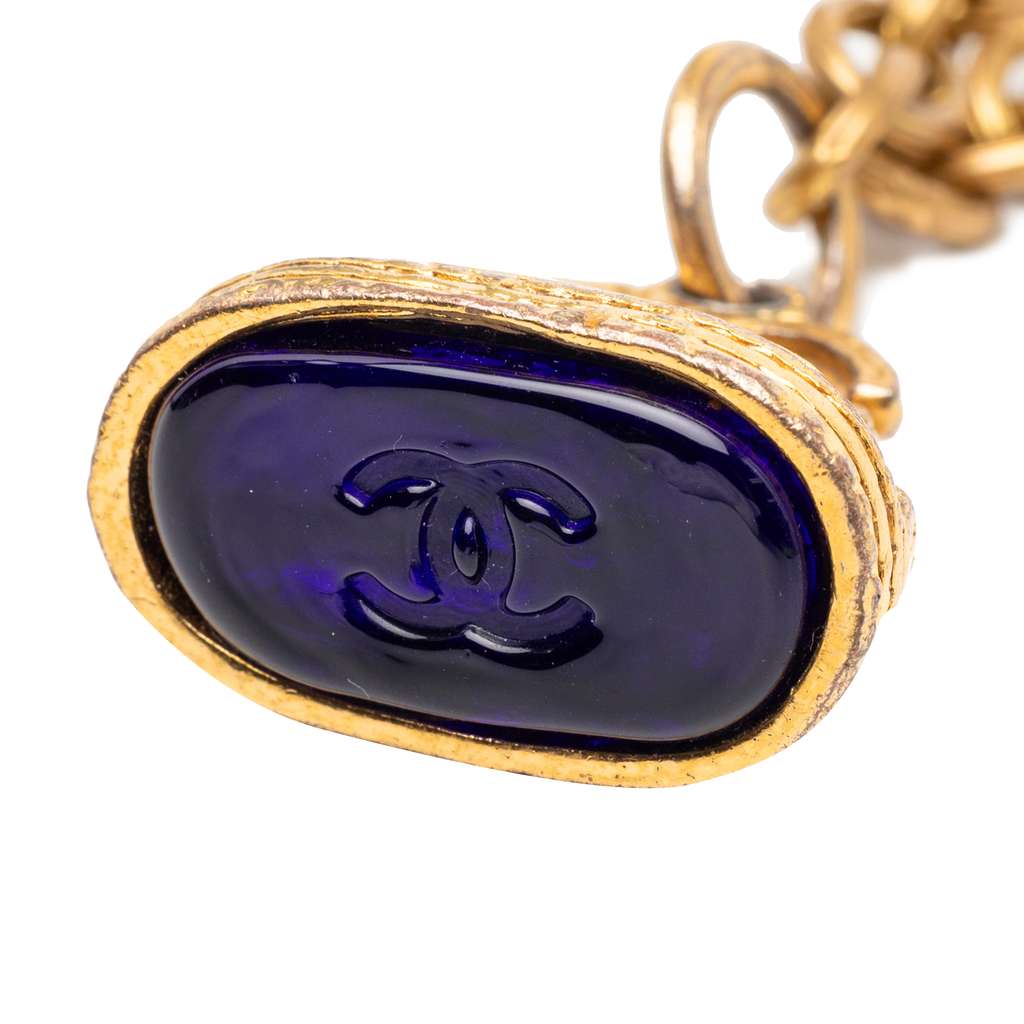 Chanel CC Gold Plated Gripoix Stamp Pendant Necklace Gold Metal Good condition - Model View