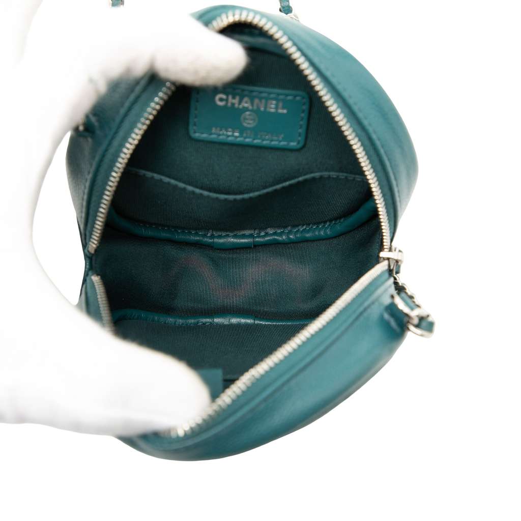 Chanel CC Quilted Caviar Round Clutch With Chain Blue Leather Good condition - Model View