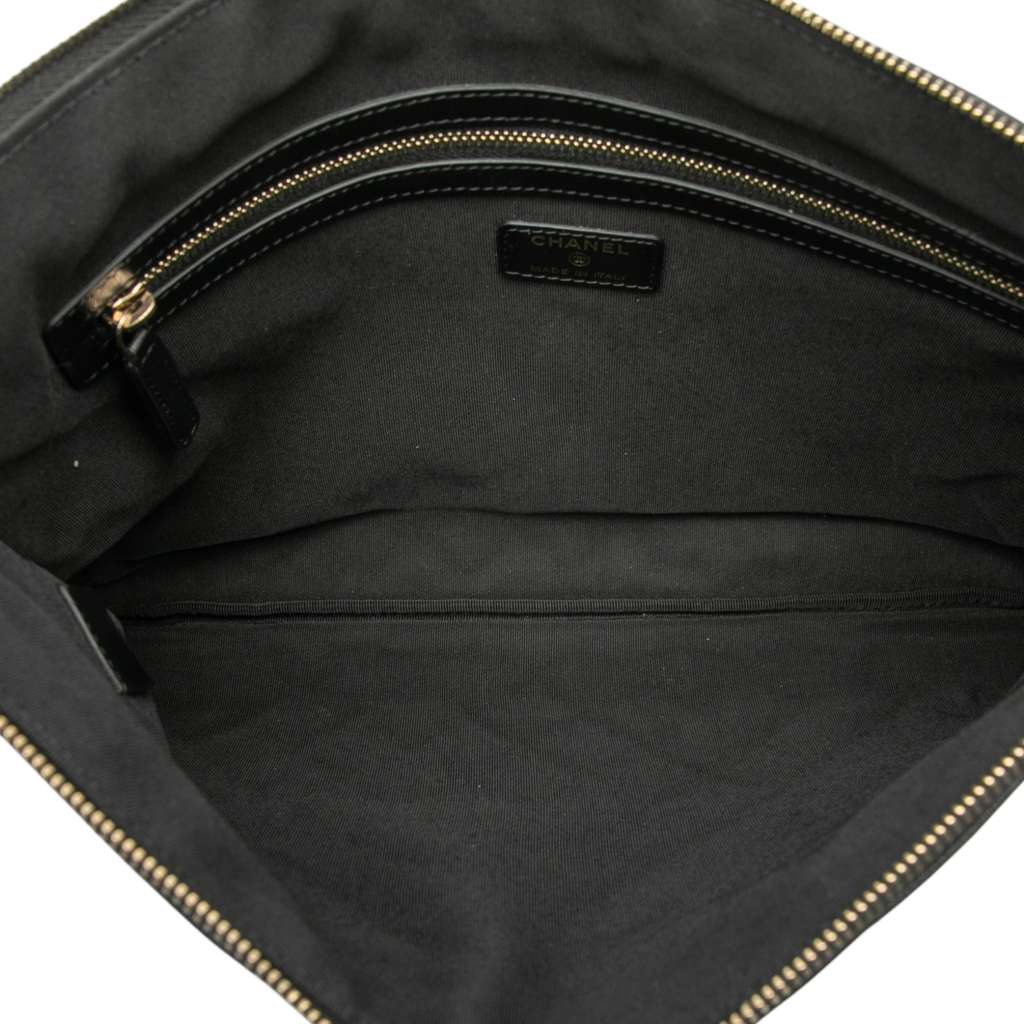 Chanel Large Quilted Caviar Boy O Case Clutch Black Leather Good condition - Model View