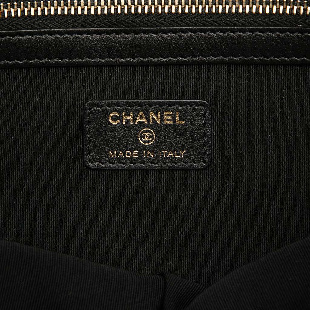 Chanel Large Quilted Caviar Boy O Case Clutch Black Leather Good condition - Box View